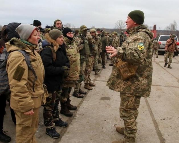 乌克兰军官提议：持乌克兰永久居留证的外国人，也得扛枪上前线近日，乌克兰武装部