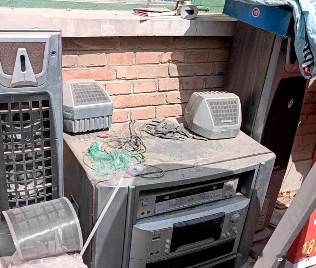 以前家家户户想拥有的，如今仍在废弃角落无人问津～