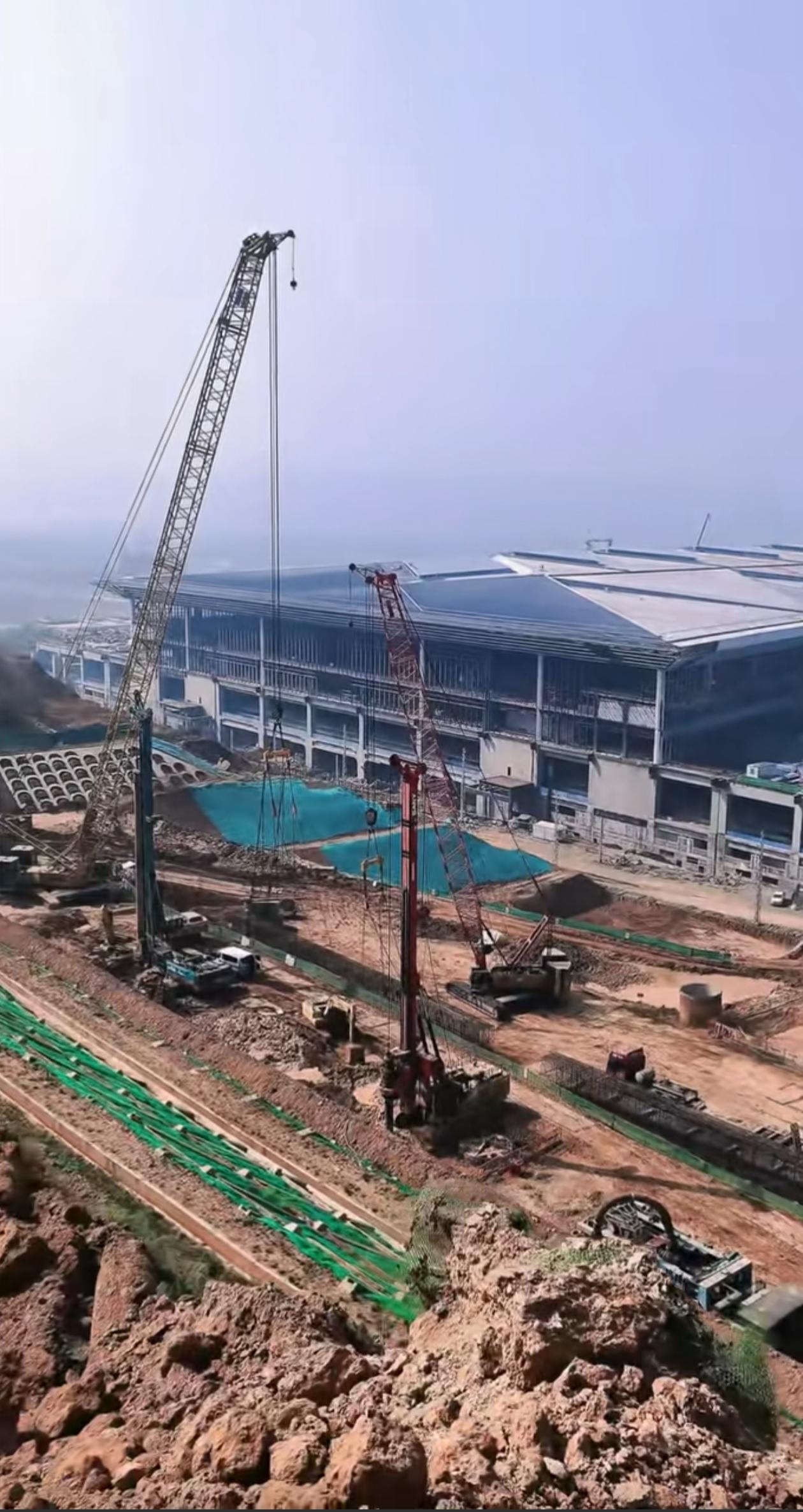 西安东站后面塬上居然还在修一条新国道，听说是国道210过境线，这个真不错，这样以