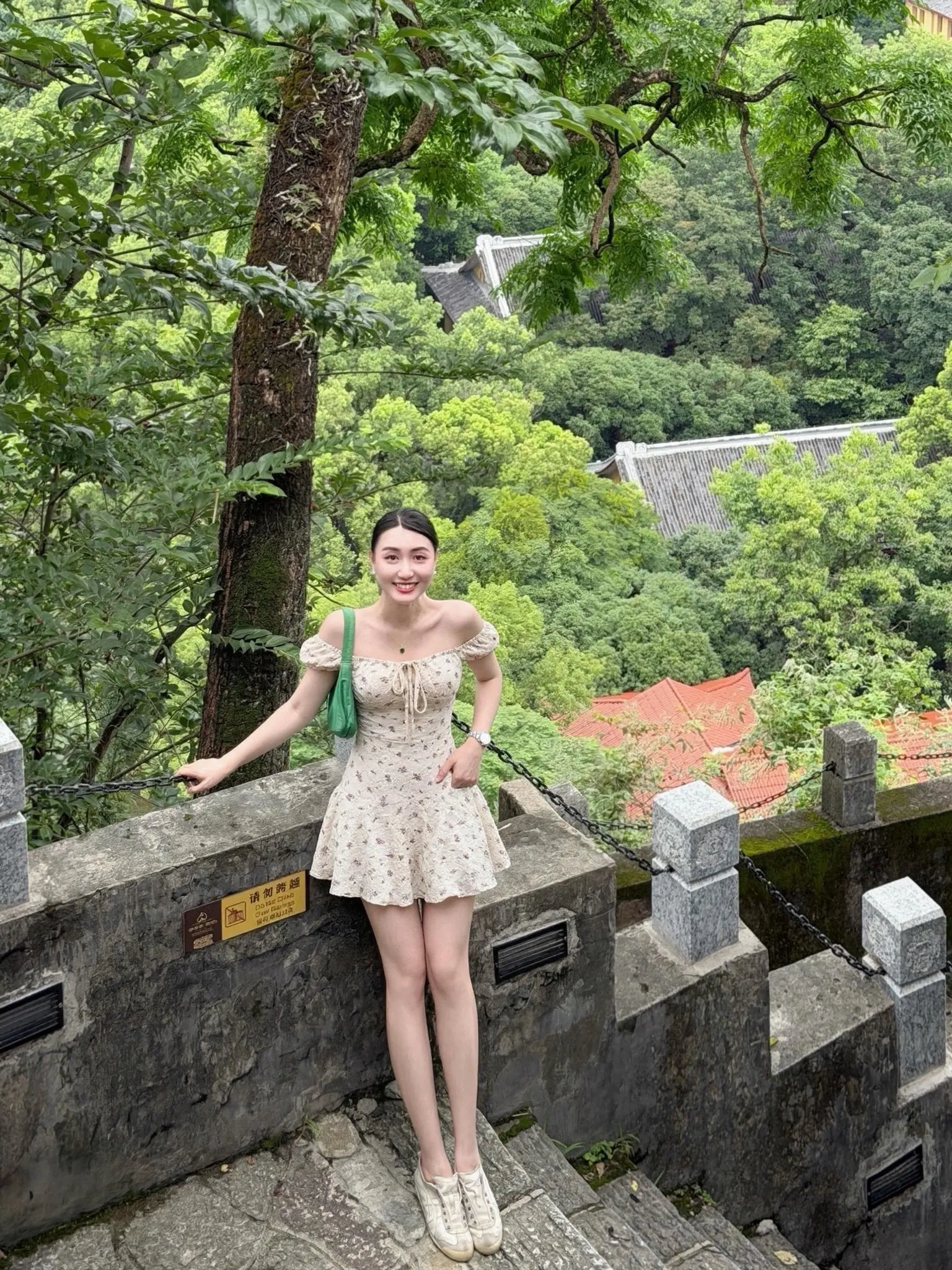 桂林山水甲天下 漫步靖江王府，古树碧水亭台相映，一步皆是百年古韵，穿小...