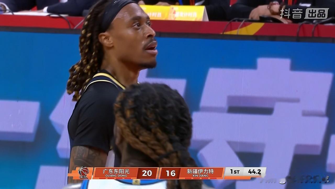 广东东阳光外援麦考尔终于支棱起来了！在今天进行的广东东阳光和新疆伊犁特的焦点战中