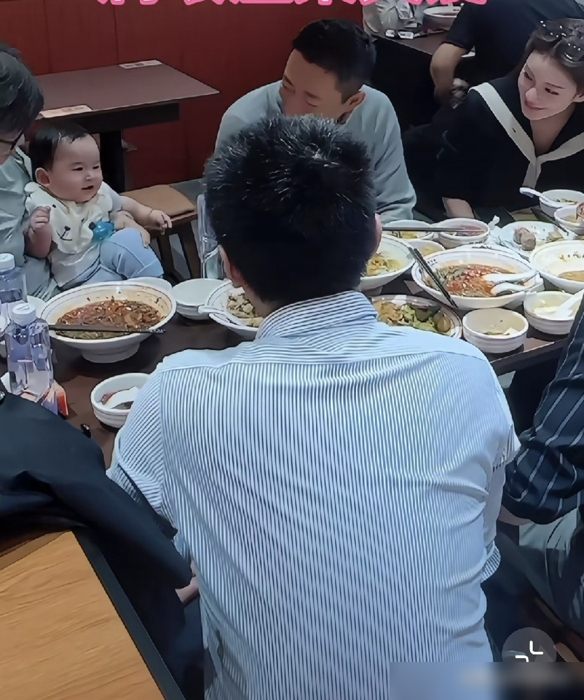 汪小菲新店开业没上热搜，倒是保姆丽芳阿姨站C位被全网盯着看。10月3日怀柔麻六记酸辣粉店，汪小菲马筱