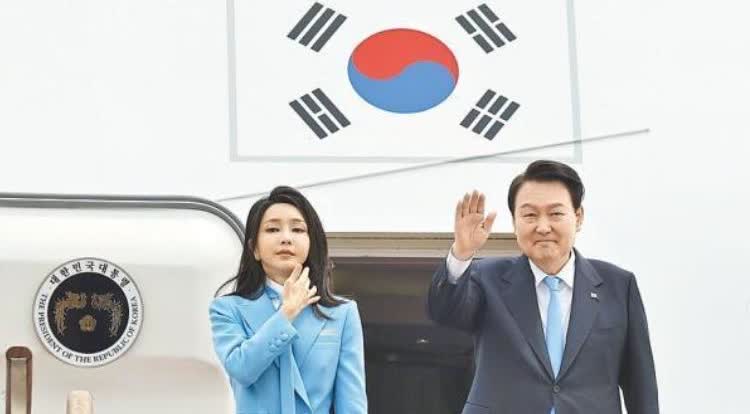 尹锡悦和夫人金建希，同时被拘了，领导人是说换就换。李在明家里的相框，是孩