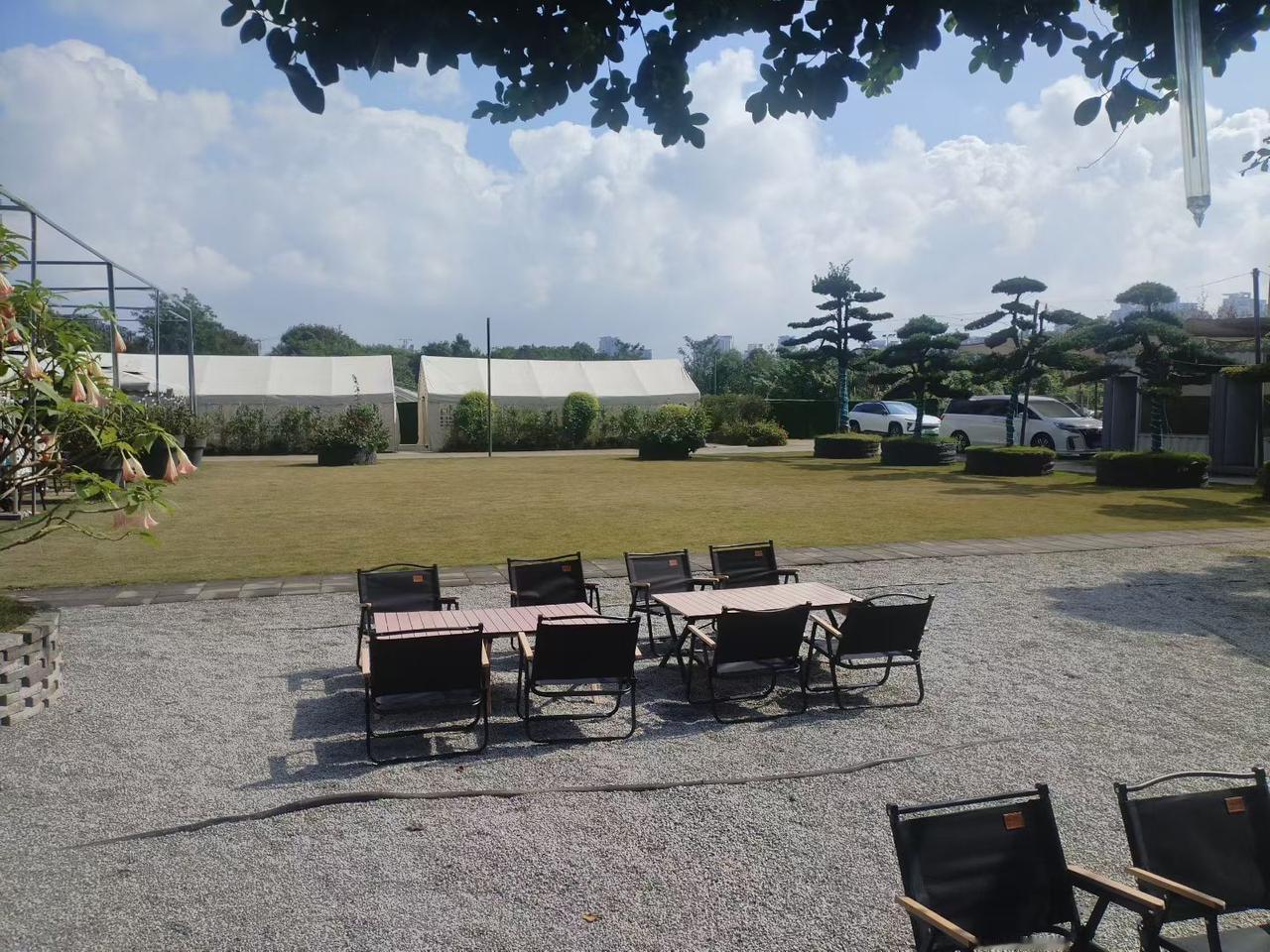 其实不少女性在婆家都有类似糟心事，几个闺蜜聚在一起就吐槽：信息上，家庭群你一发