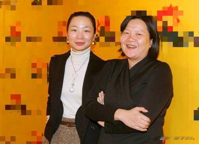 洪晃和自己带出的徒弟时尚主编晓雪闹掰后，并没有老死不相往来。洪晃后来和晓雪同