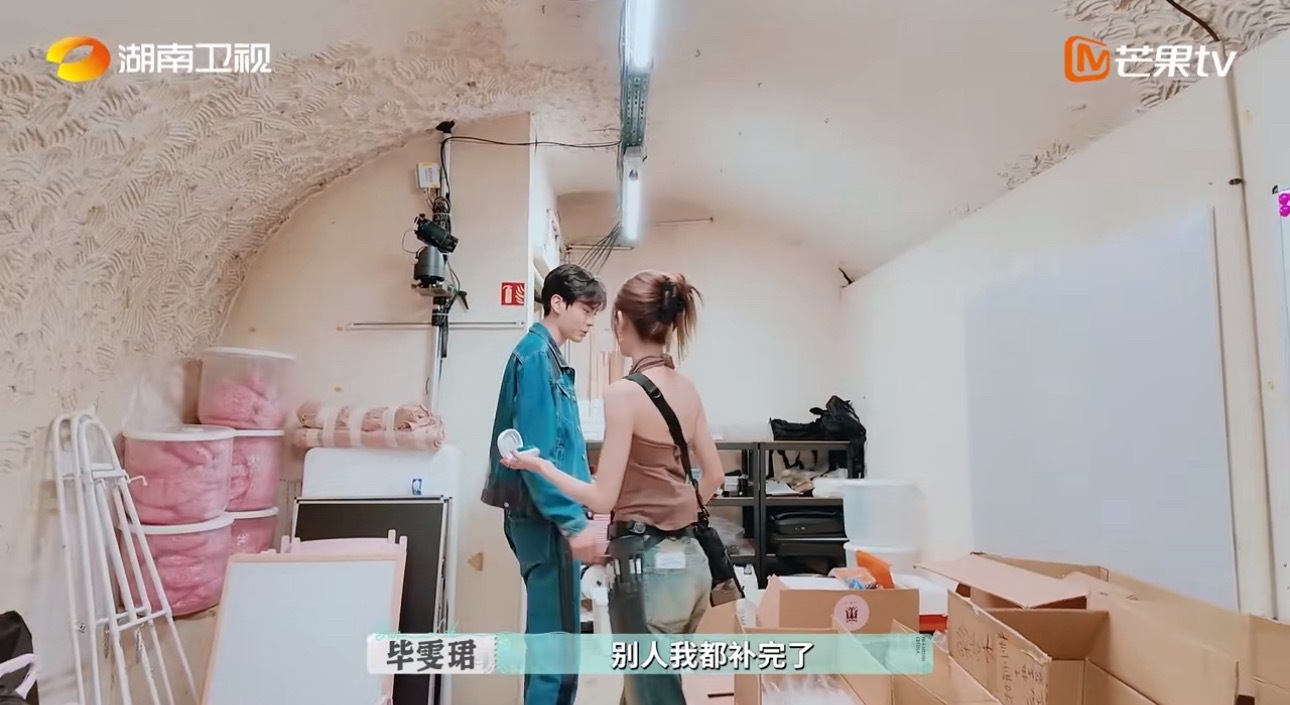 张予曦给黄晓明化妆张予曦给黄晓明补妆这段儿也太好笑了吧，我们予曦走到哪补到哪，不