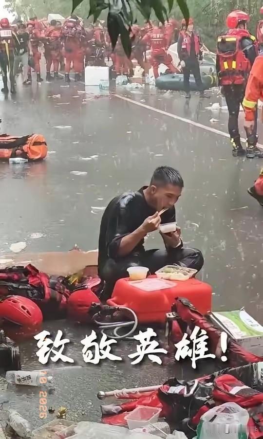恕我直言！这张照片最戳人的不是雨中吃饭。而是不远处明明支着帐篷几步路就到，他
