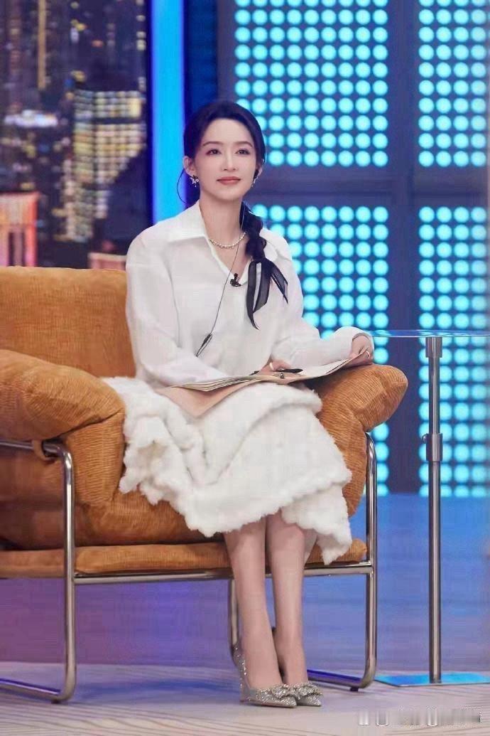 李沁的脚丫也太精致了！白嫩干净、肌肤细腻发光，细节里全是精致感