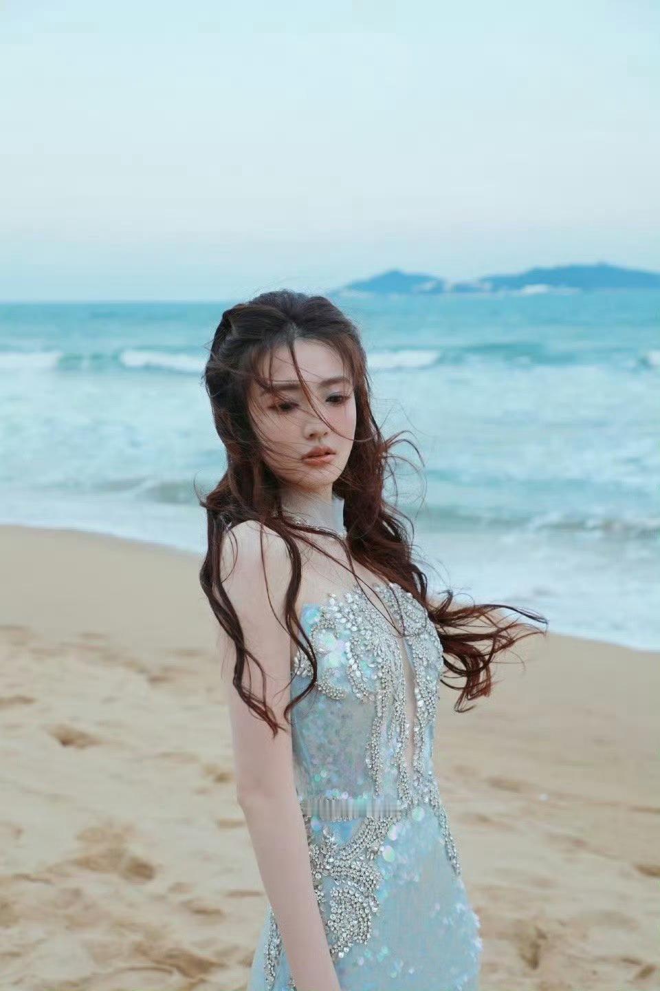 徐璐人鱼公主的海边造型好像人鱼公主与海浪为舞，与海风为伴，真的好美好优雅