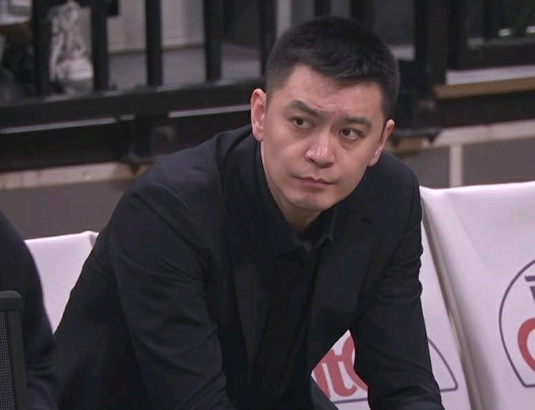 又是一场惨败！杨鸣坐在场边愁容满面：不知道该怎么办了？辽宁主场迎战上海久事，除了