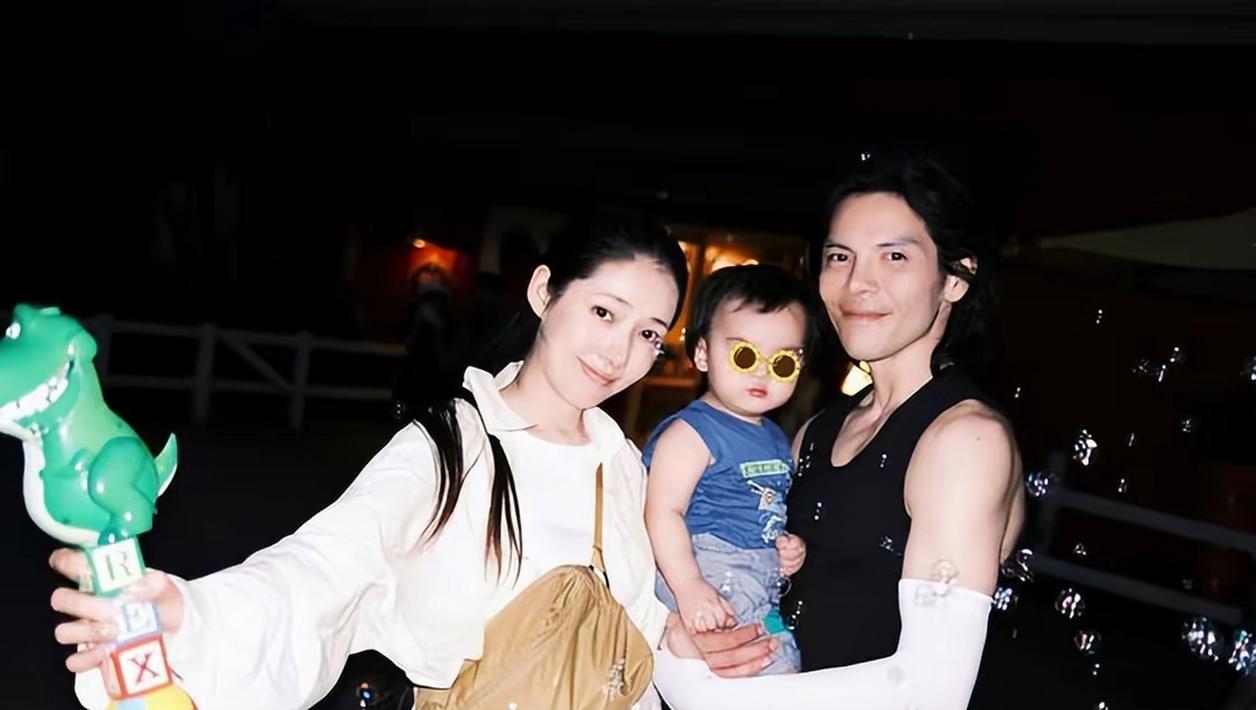 向佐晒家庭动态，儿子长高还留长发，乍看真像女儿，夫妻同框很幸福