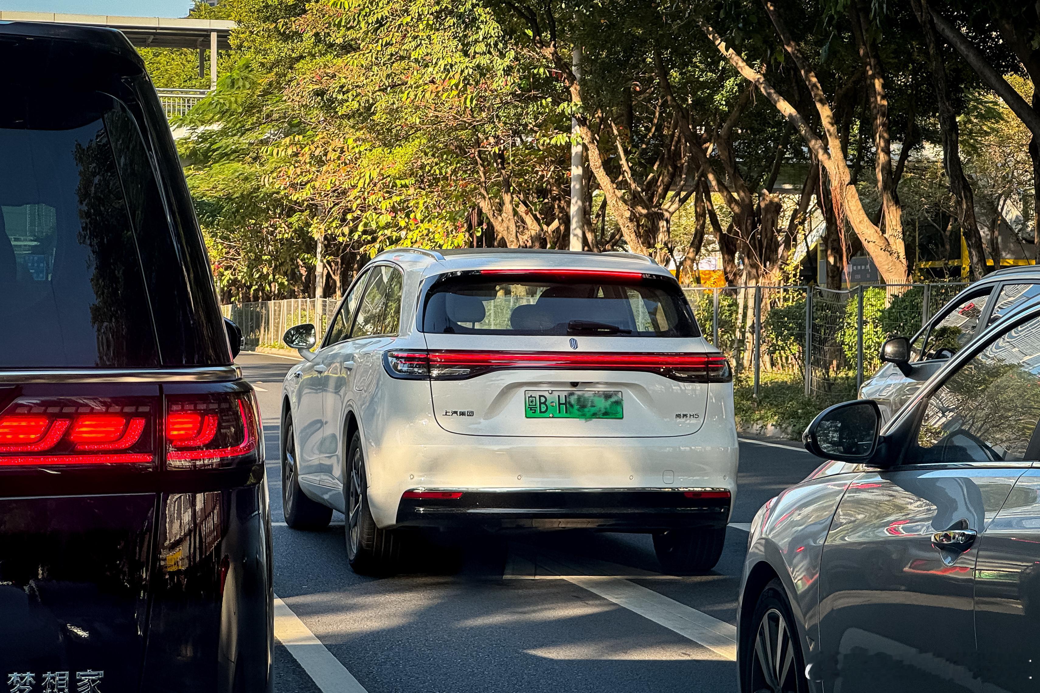 深圳街头尚界H5明显多了起来，这两个颜色比较推荐。鸿蒙智行新能源汽车尚界h5