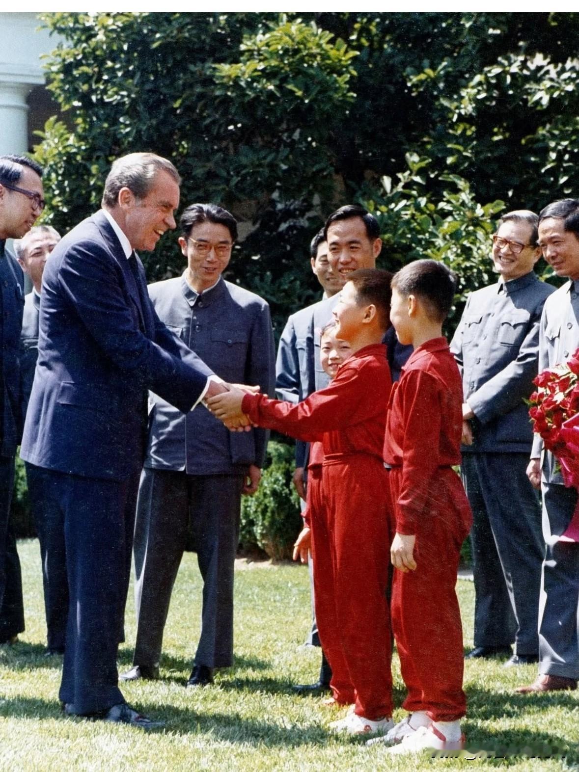 李连杰，好样的。1974年，11岁的李连杰随中国武术代表团访美，在白宫玫瑰园与尼克松握手。看完少年精