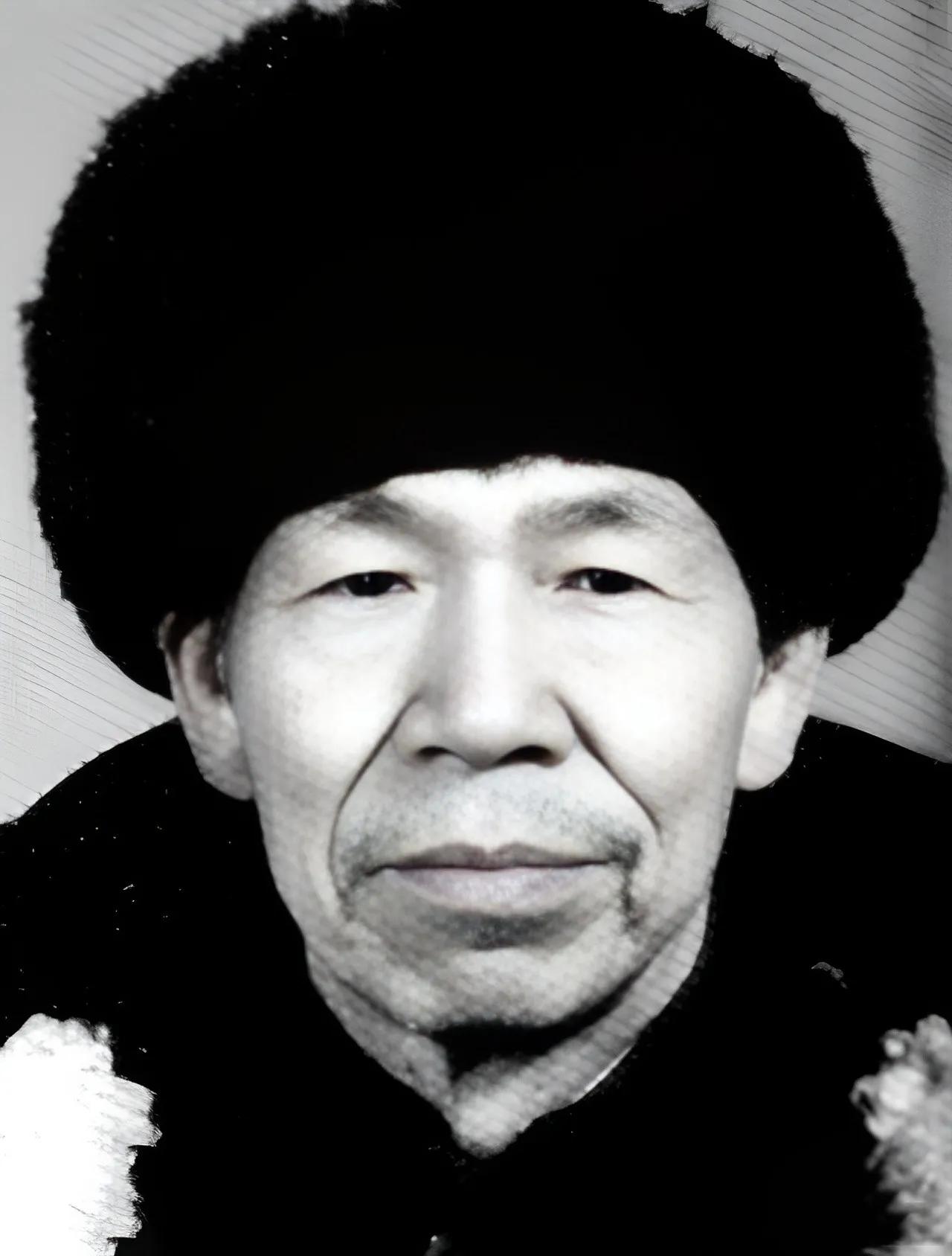 2009年四川104岁老农离世，遗物里无一分钱遗产，只有满箱勋章，子女吓得报警