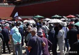 **她摔倒了，却把“责任”摔给了一个同样白发苍苍的老人。**北京一家酒店大厅