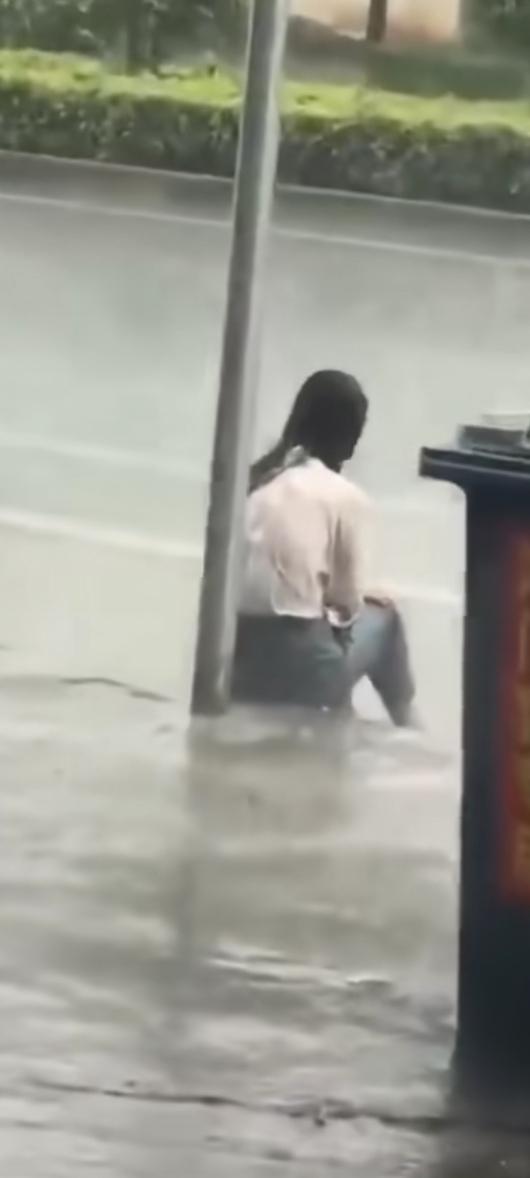 娶媳妇，一定要娶一个，下雨知道往回跑的！