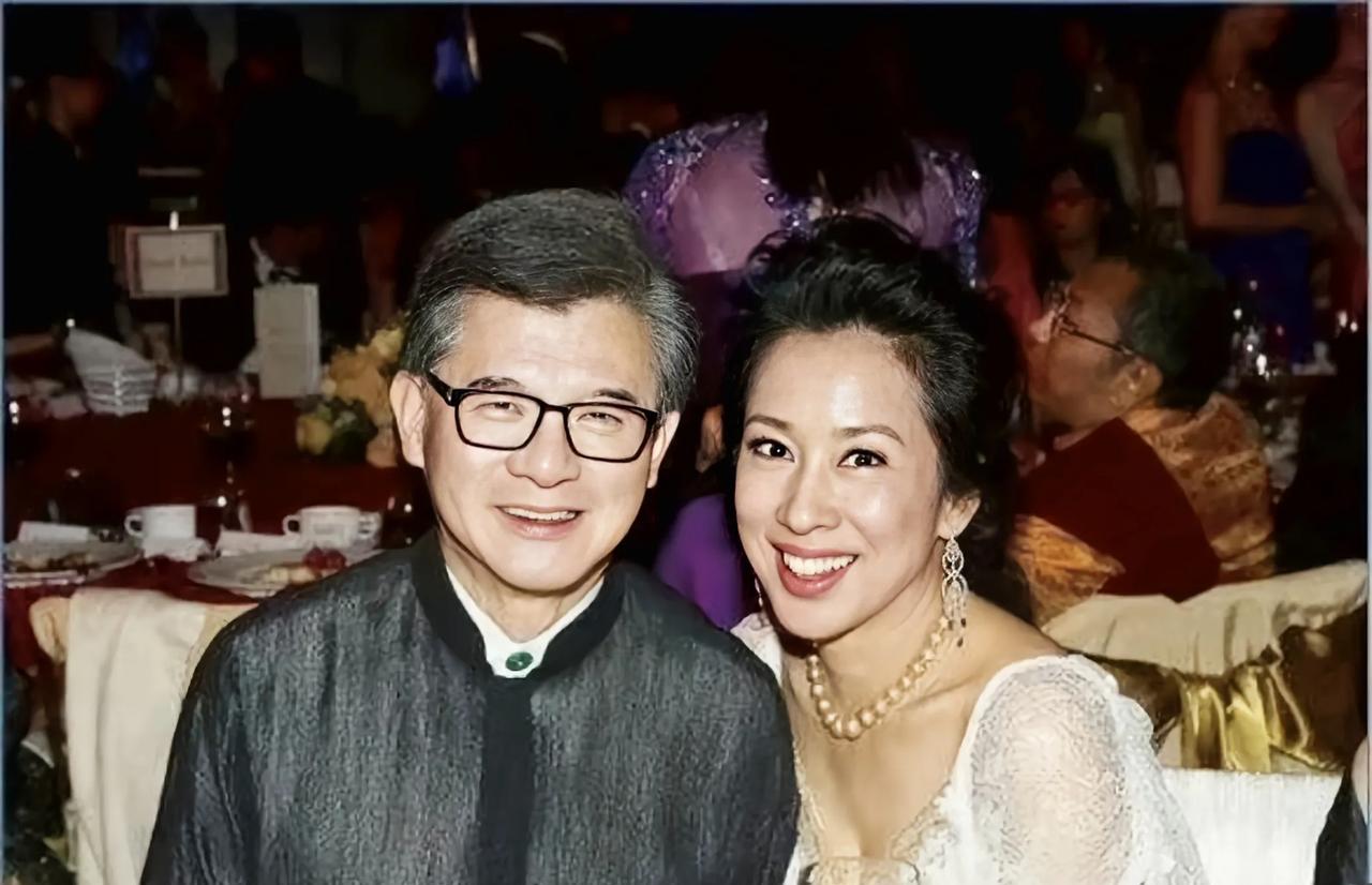 据港媒报道，朱玲玲再一次离婚，并且又一次净身出户，不要罗家分文。朱玲玲是一个任