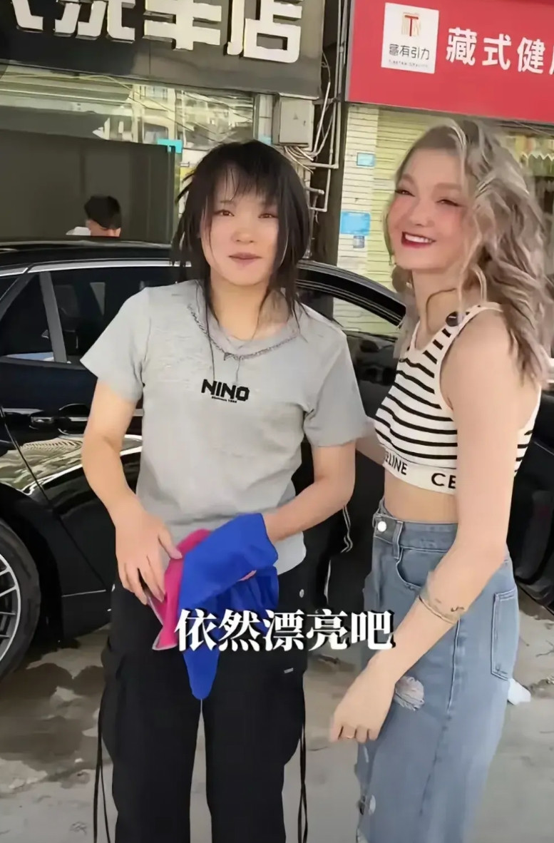 成都一名叫“艾之家“的洗车店与众不同。一外国女孩来洗车，发现店里有5名员工，都