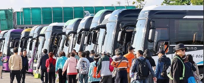 挤爆韩国，中国游客来了！当地时间9月29日，这一天韩国对中国游客试行免签入境政