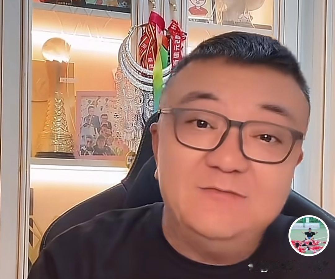 董路在直播里说，职业球员喝酒泡吧是常态，教练根本管不住。他说这话时，语气里没有