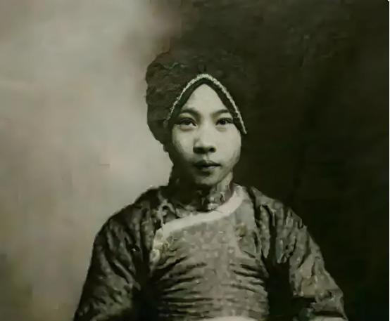 1925年，24岁的青楼女子张素贞正在接客。然而，当她开始宽衣解带时，一把枪却抵