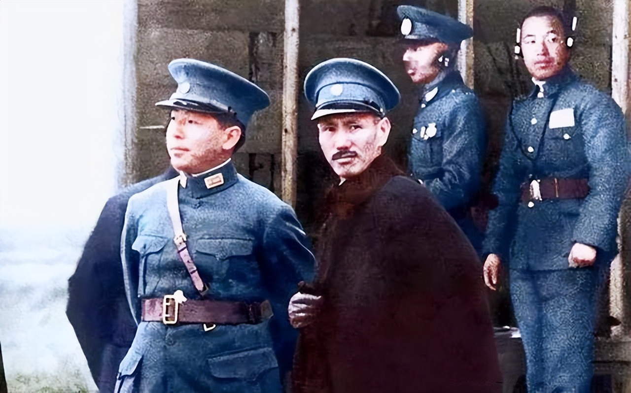 1936年12月26日，在飞往南京的一架波音飞机上，飞行员雷纳德暗示张学良，他可