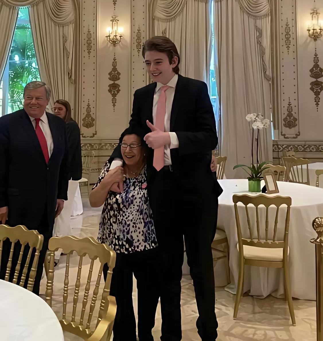 看前几年的巴伦，憨得真可爱！粉色的领带，得体的西装，前几年的巴伦怎么看，都有点