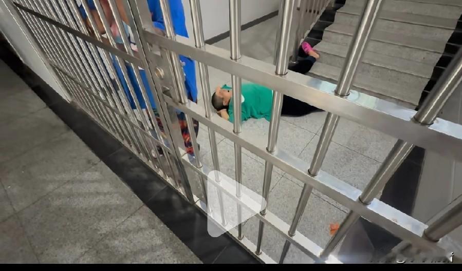 我最小人之心的事情就是，在表弟还没被强制送去精神病医院前，我们家里人在讨论他的情