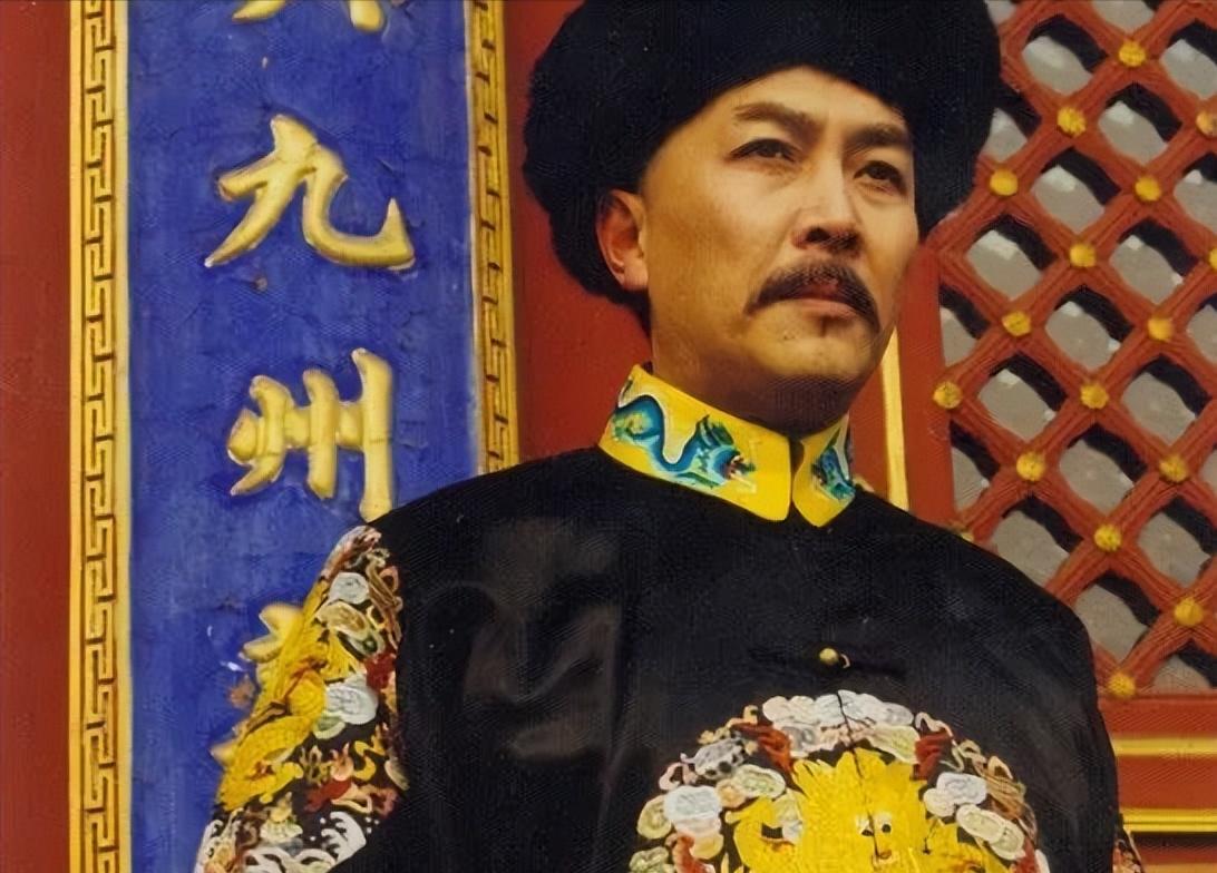 1702年，雍正正在一个人喝闷酒，身边服侍他的14岁小宫女耿氏走上前，对他说：“