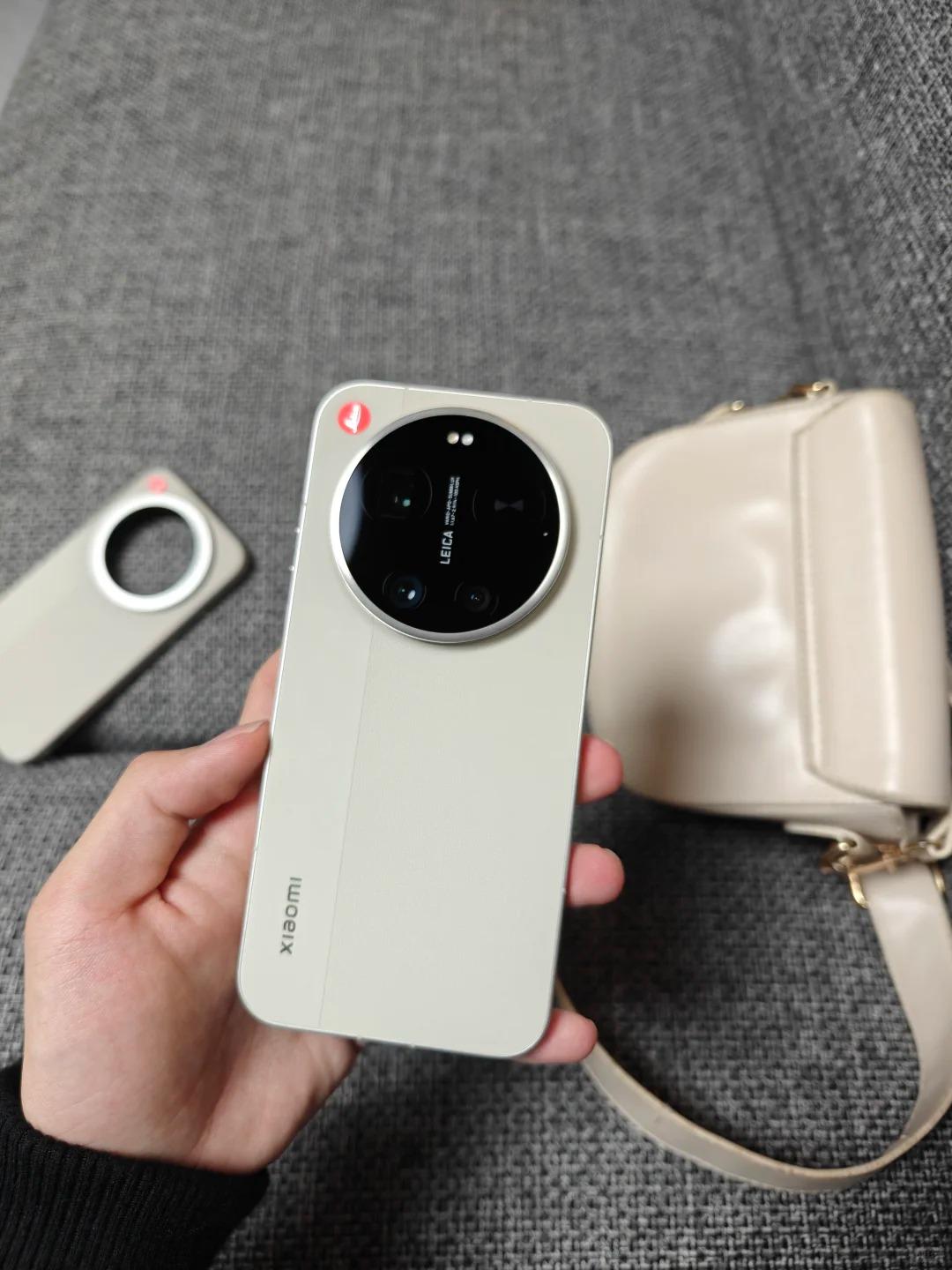 这应该是近几年来最好看的小米Ultra以前的小米Ultra为了影像在设计上妥