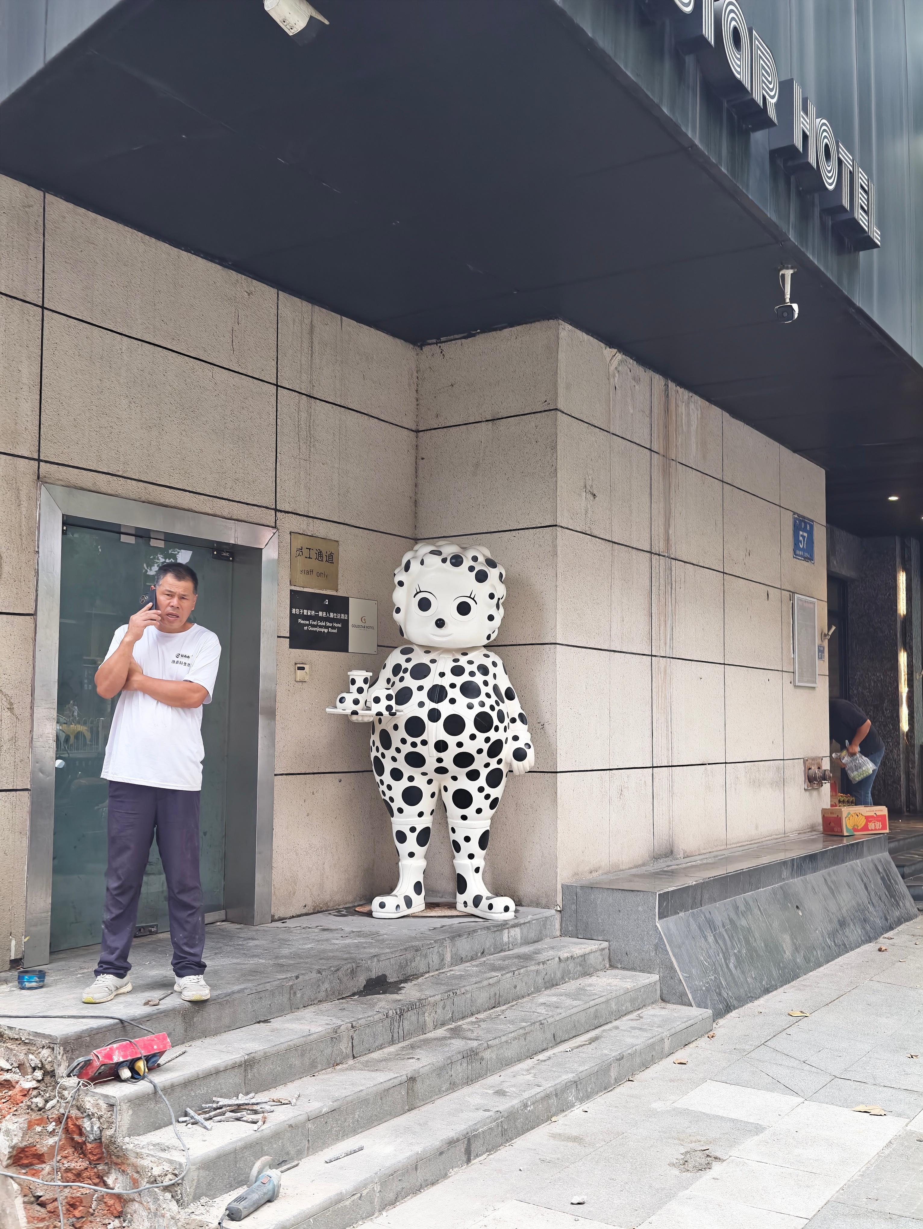 南京还是太先进了，这玩意摆街上它不难受吗[笑着哭][笑着哭]​​​