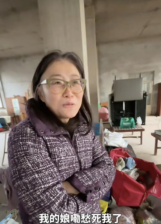 洞姐回泰安看老爸和婆婆，两家反差太大了。老爸住500平大房子，能开奔驰进屋，但里