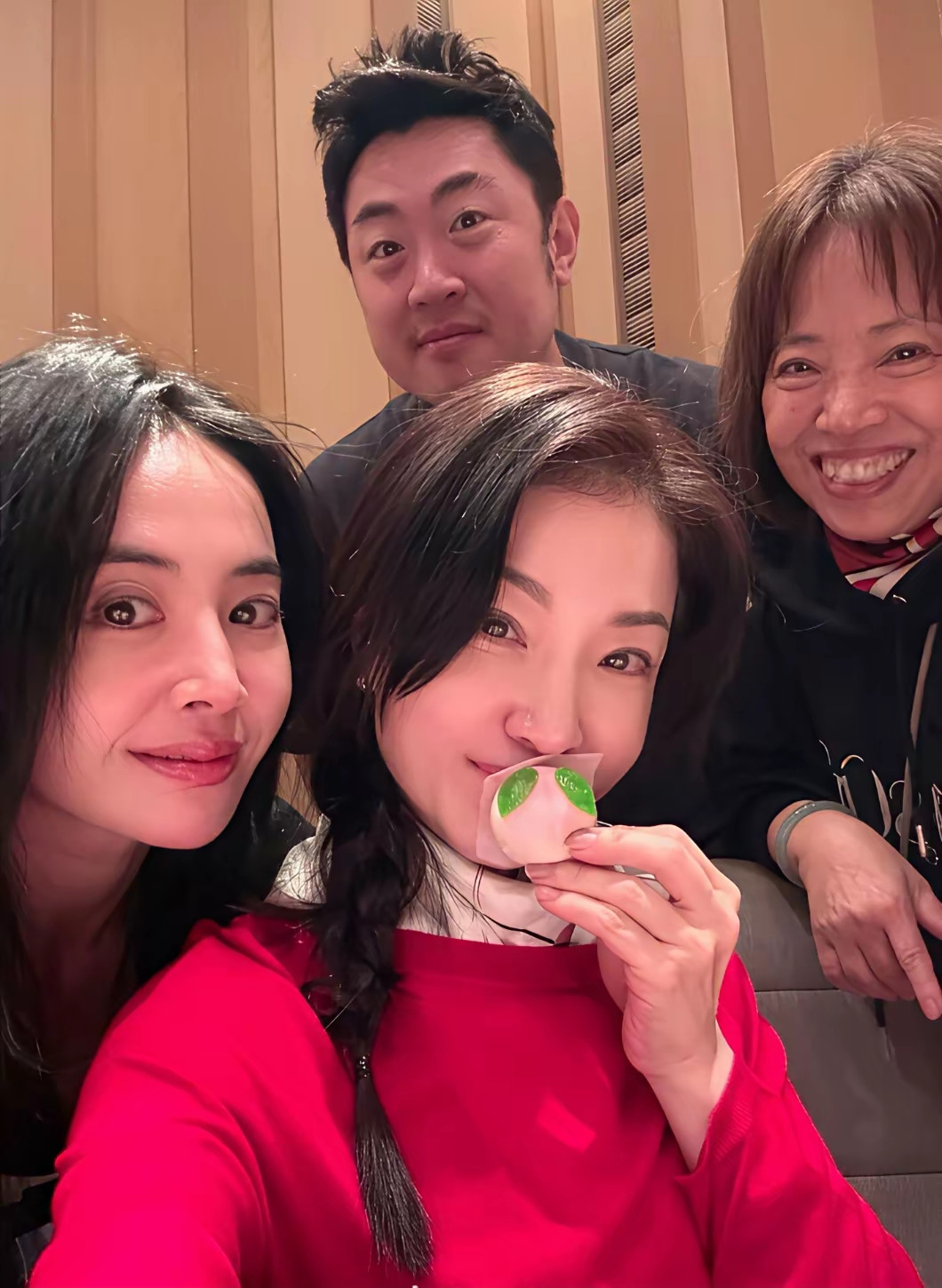 蔡依林全家颜值曝光，47岁状态和姐姐像双胞胎