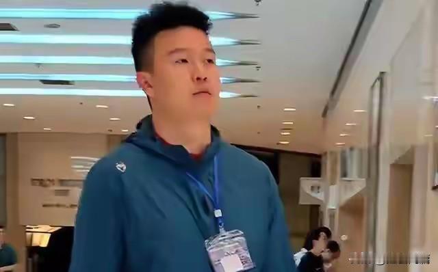 英达的小儿子英如镝，现在已经放弃了冰球事业，接父亲的班儿，投身到了影视行业。他跟