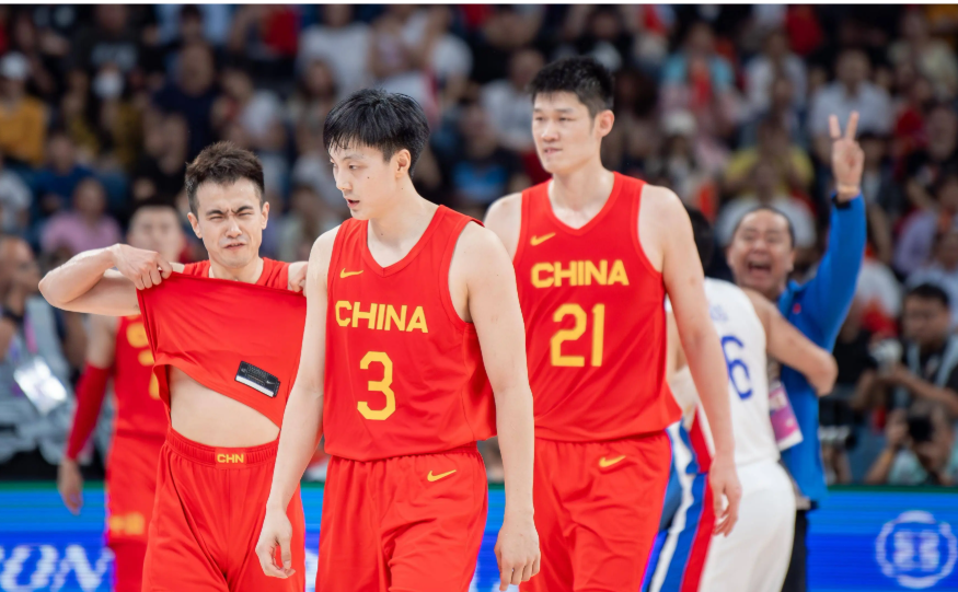 得益于是打东道主，中国男篮比赛被安排在了当地黄金时段。亚洲杯今天开赛日进行三