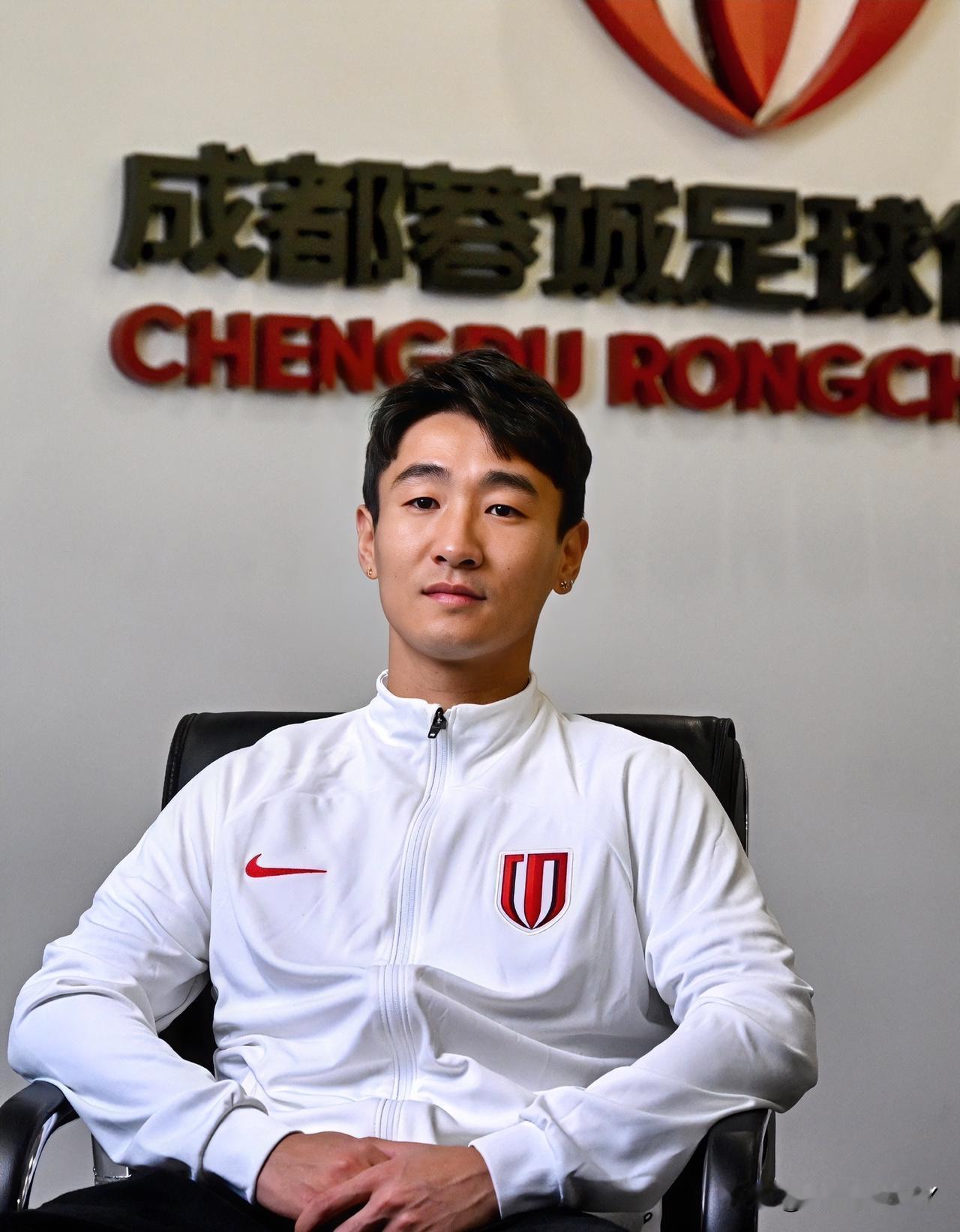 韦世豪续约蓉城，不查不知道，一查才明白，原来韦世豪得到的是一份为期3年的顶