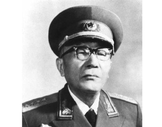 1977年，陈云邀请黄克诚出山，黄克诚见到陈云后率先问道：你认为第一个该平反的是