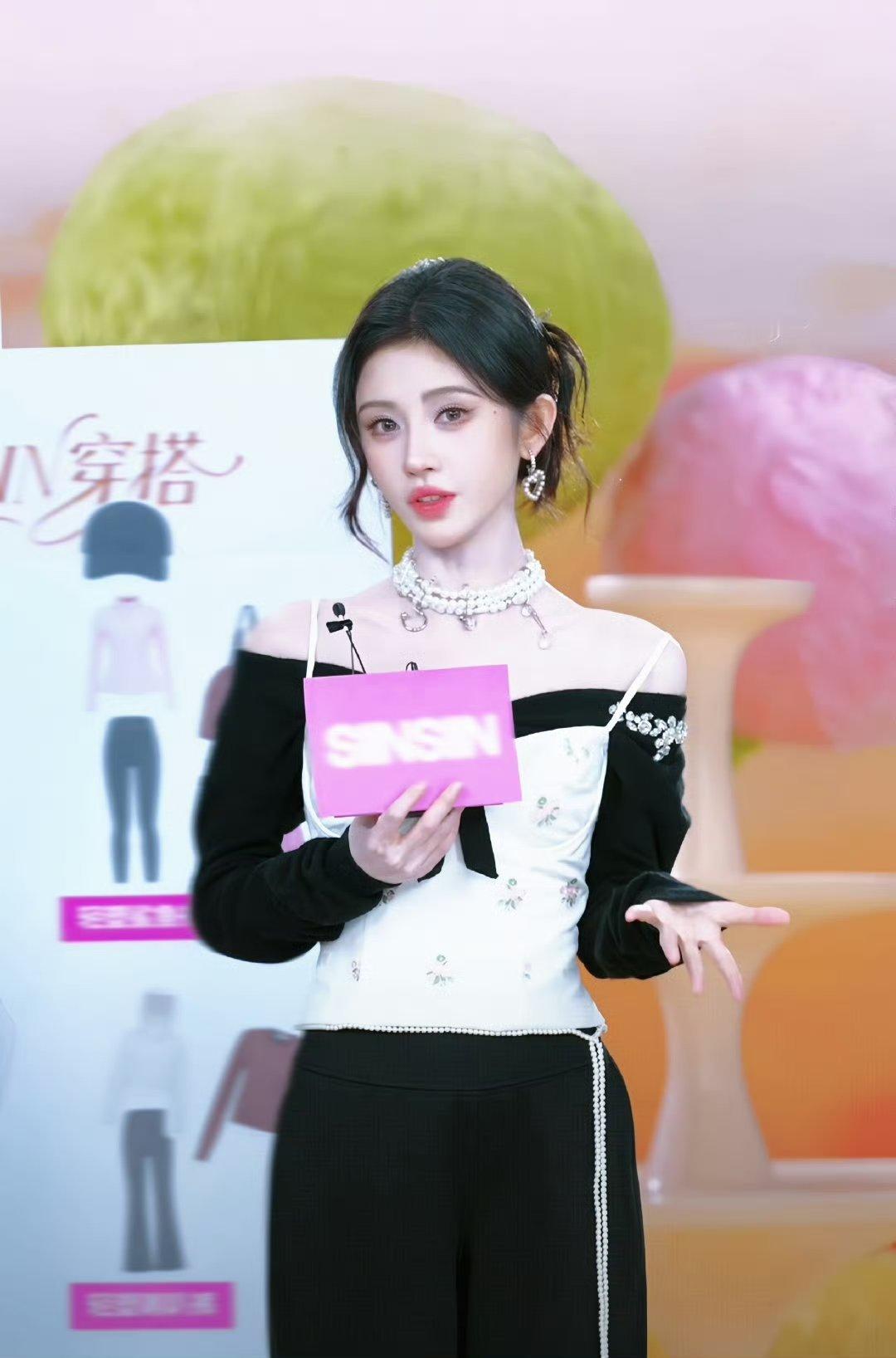 鞠婧祎解锁第二本五大女刊ELLE