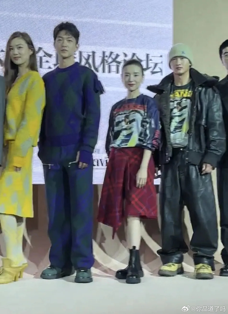 董洁站在两位高个子中间，身形显得格外娇小纤瘦，视觉上确实有种格格不入的疏离感。一