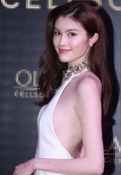 她让摄影团队"别把纹路修掉"：这句话比任何励志文案都重8月15日，超模何穗发了