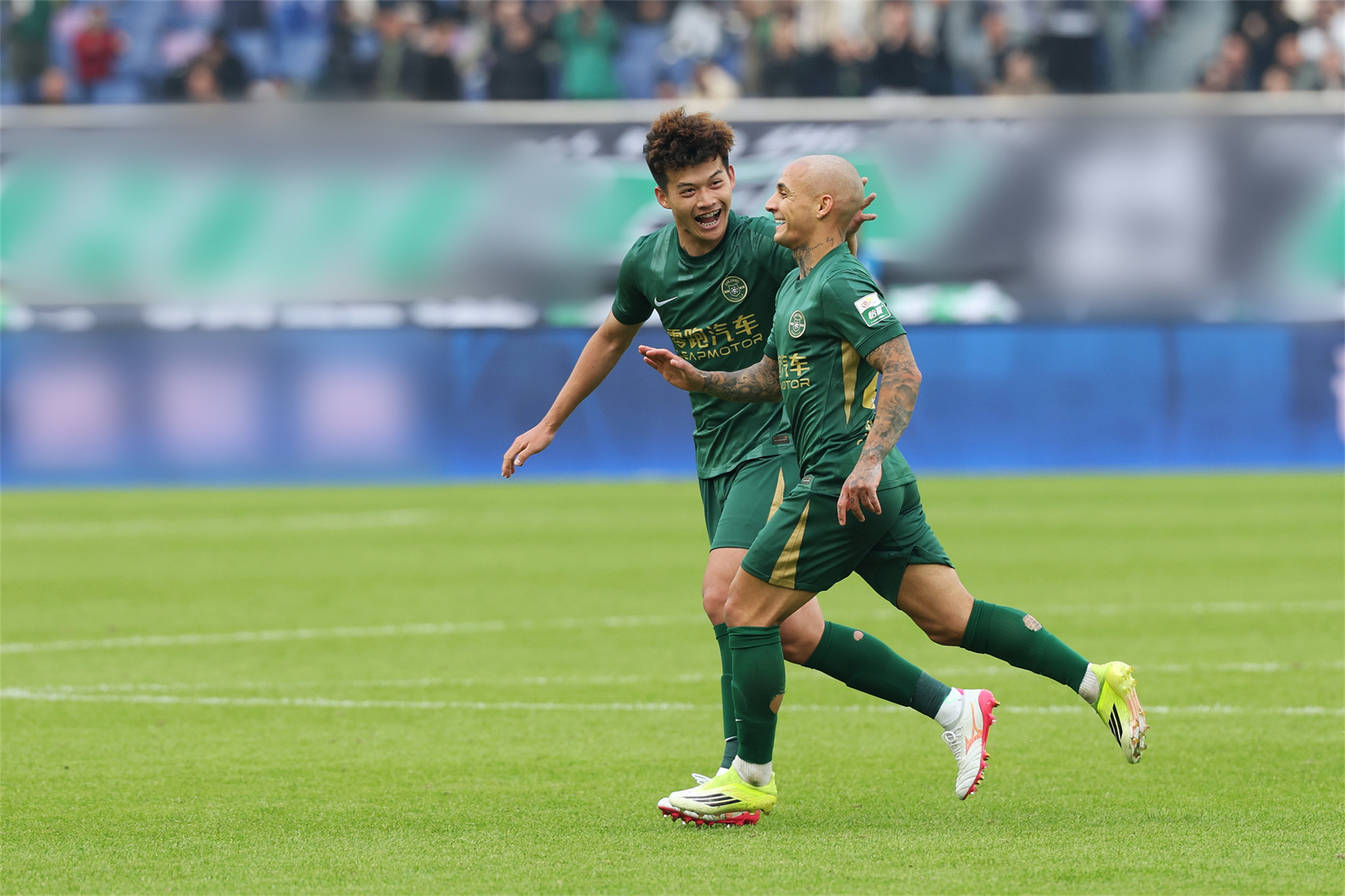 浙江FC新赛季首战，比分定格2:0哨响那一刻，场上场下的努力都有了答案⚡镜头里，