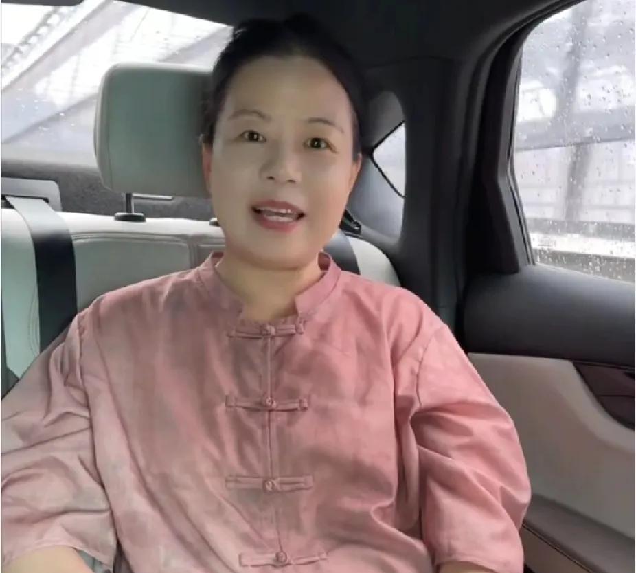 柴桑大姐怒问：怎么没有一个人敢去查他那个衣服呢？你们那么正义，查查他那个衣服是从