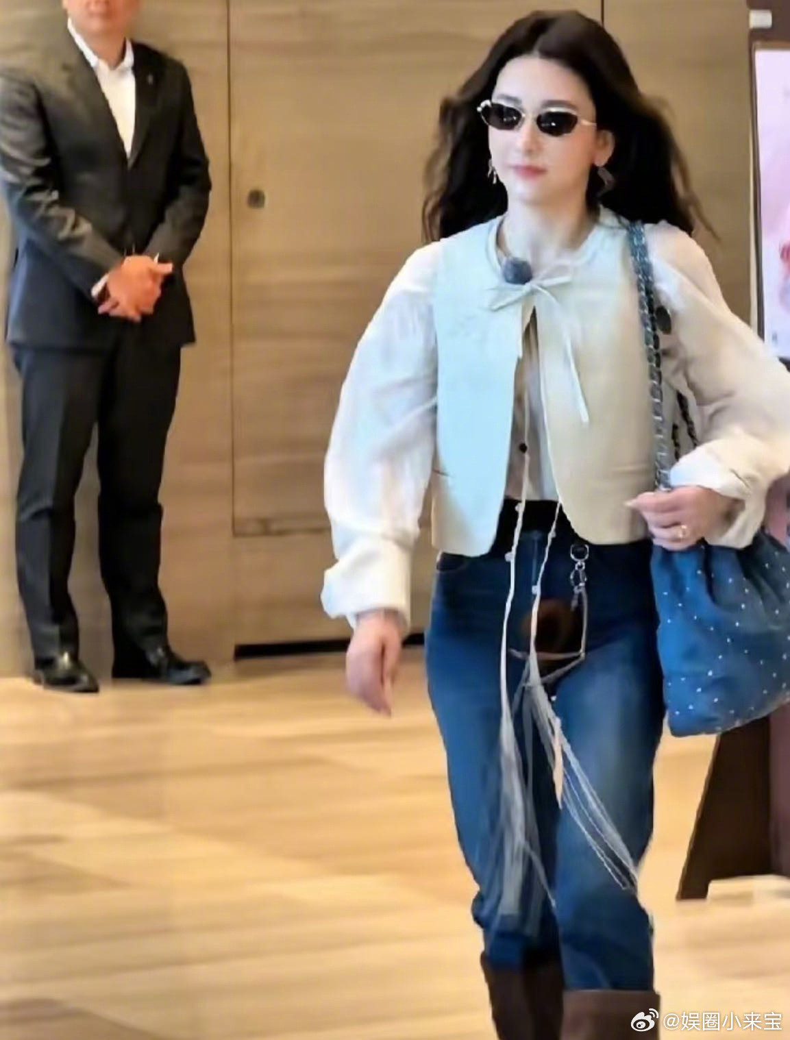 欧阳娜娜说方媛在镜头下不自在镜头无形中带来心理压力，让日常相处变得束手束脚，娜娜