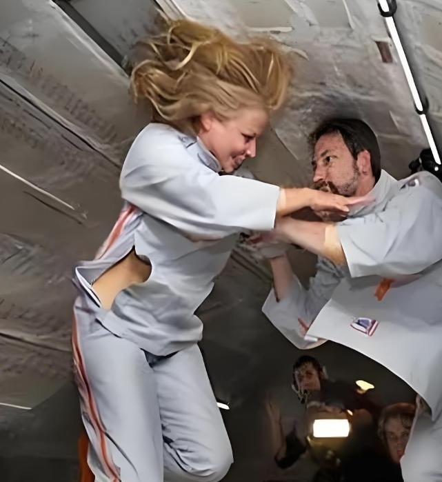 1992年，首对美国夫妻宇航员上天，在完成8天的太空之旅后，记者们急冲冲的抛出问