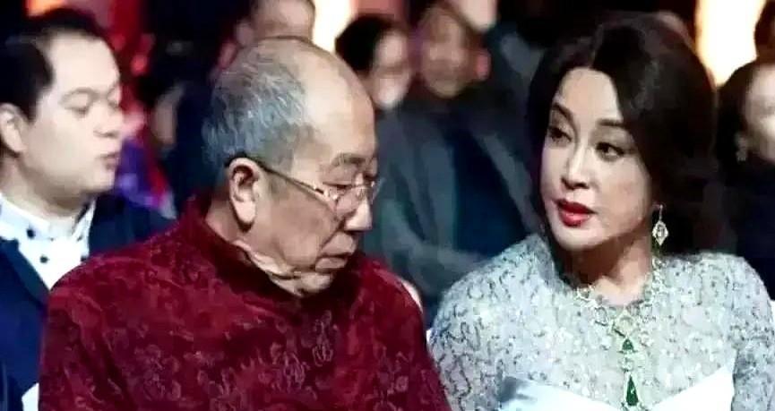 拒绝的最高境界，是不用说话。我亲眼见过刘晓庆处理一次尴尬的近距离接触。对方是