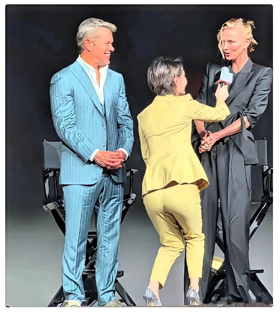 我表姑是小县城里的主持人，聊起陈璇半蹲采访那事儿。表姑说，主持人的舞台礼仪
