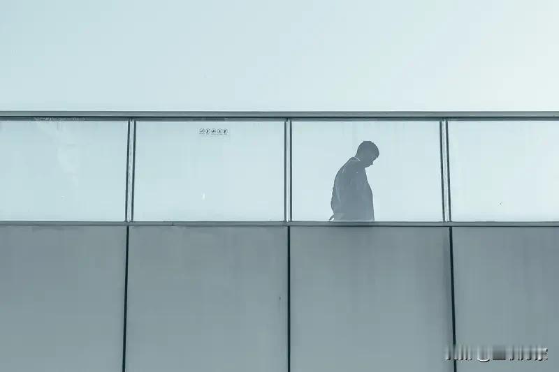 婚礼当天，一个穿着棉衣牛仔裤的28岁女教师，从七楼跳下，这一幕该有多绝望？她是鲁