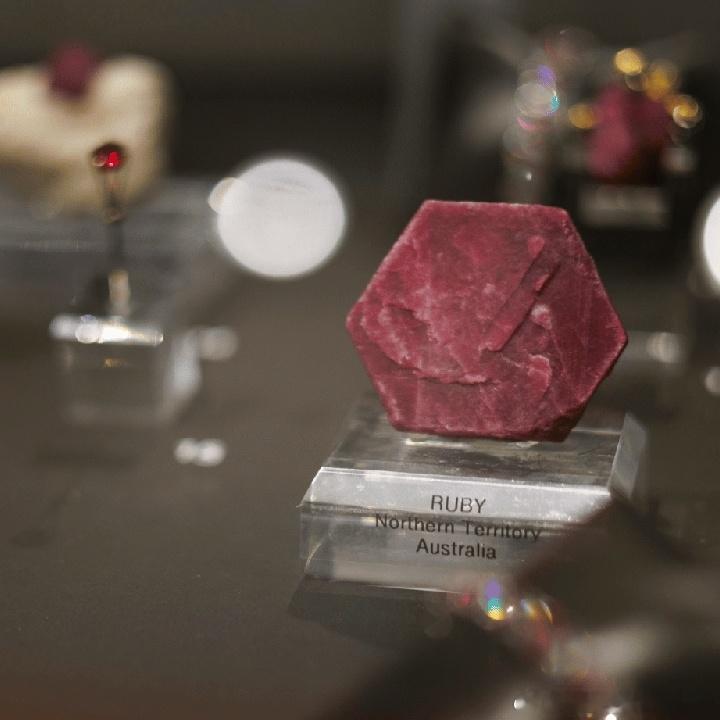 赏析：哈佛自然历史博物馆正在举行的“Rubies红宝石”小型特展。囊括了各地红宝石矿的矿物标本和一件