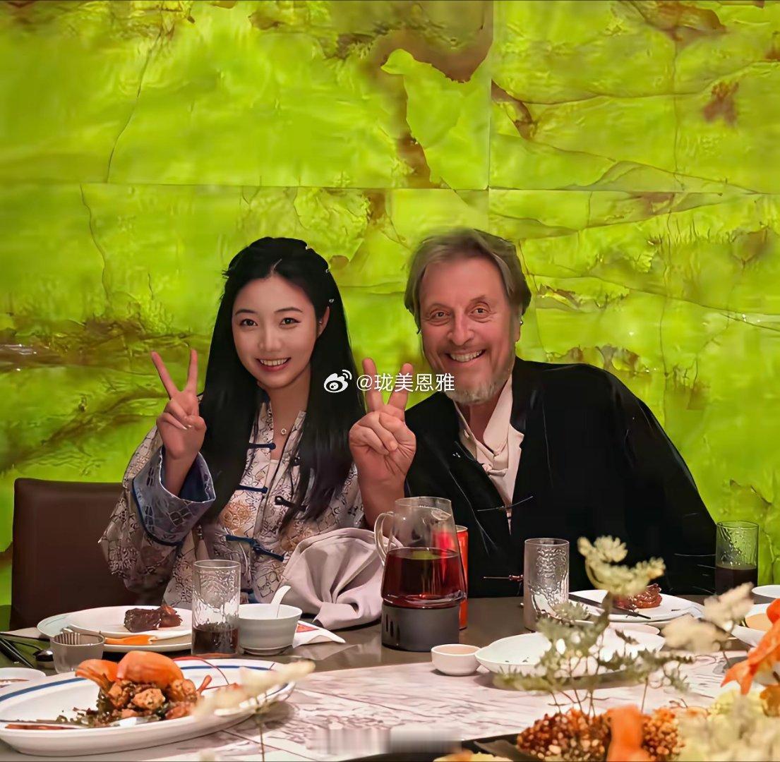 马斯克他爹在中国！我不怀疑他会打麻将我考虑他身边那女孩和他是什么关系？​​​