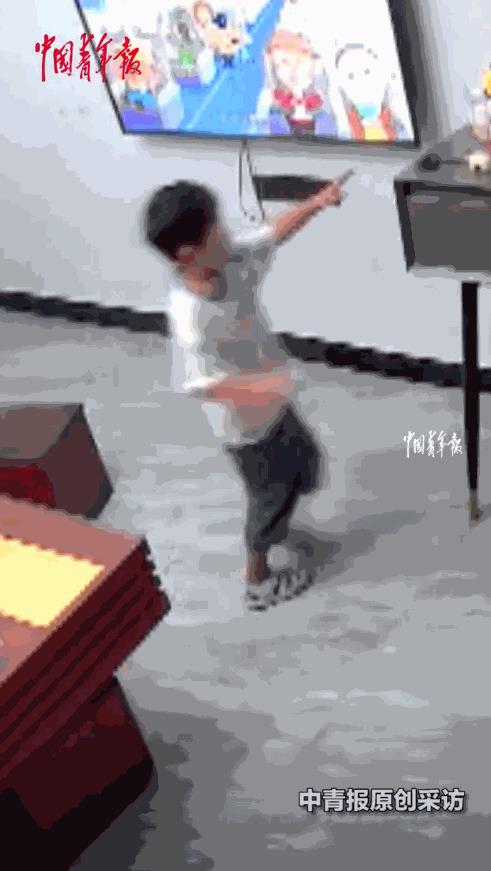 “最担心的事还是发生了！”9月1日，河南郑州，一女子在家看娃时，把男孩一个人留在